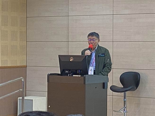 台北市长柯文哲出席北市府首长共识营受访时提到，「罢免」不应当是意识型态或政党动员工具，「适可而止」就好。（游念育摄）