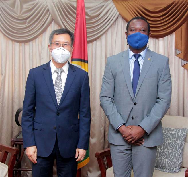 美联社报导指出，盖亚那外交部长陶德表示，在与陆驻盖亚那临时代办陈锡来见面后，盖亚那随后取消让台设立办公室的协议。图为陶德与陈锡来。（图取自盖亚那外交和国际合作部脸书）