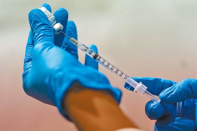 大陸央視新聞6日報導，中國駐巴基斯坦大使農融接受《新聞1＋1》節目專訪指出，中國對外援助的第一批新冠疫苗，1日已由巴基斯坦空軍專機運抵巴國，該國3日啟動「國家新冠免疫計畫」，為全國一線醫務人員接種中國捐贈的新冠疫苗。圖為美國施打疫苗示意圖。（美聯社資料照）