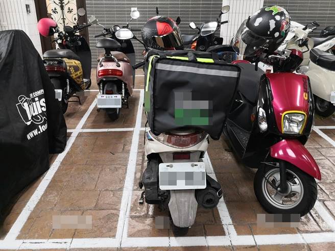 台中警方破获贩毒集团偽装外送员运毒，查获犯案机车。（图／翻摄自画面） 