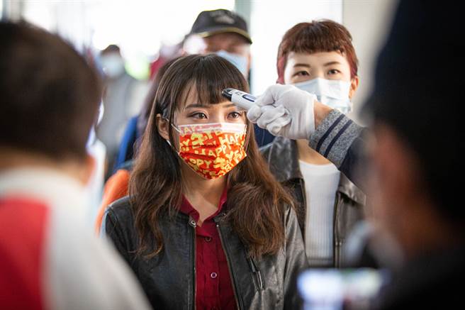 黄捷重新排队、依规定量体温喷酒精后才完成投票。（袁庭尧摄）