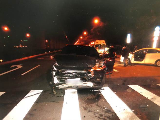 南屯區文心南路與文心南七路口，昨天深夜發生兩車碰撞的事故，全案正由警方釐清肇事責任中。（警方提供／陳世宗台中傳真）