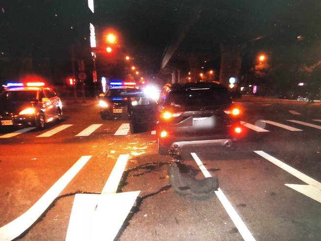 南屯區文心南路與文心南七路口，昨天深夜發生兩車碰撞的事故，全案正由警方釐清肇事責任中。（警方提供／陳世宗台中傳真）