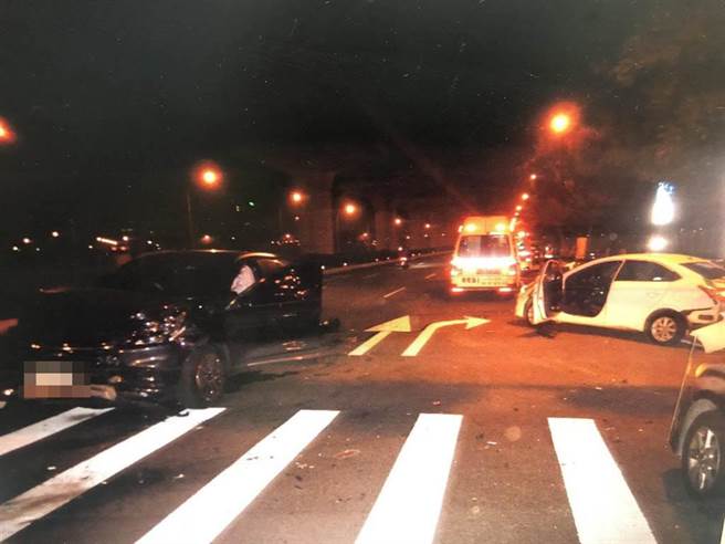 南屯區文心南路與文心南七路口，昨天深夜發生兩車碰撞的事故，全案正由警方釐清肇事責任中。（警方提供／陳世宗台中傳真）