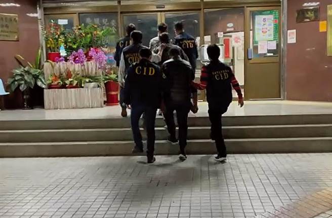 高雄一位男子疑似因欠債遭盯上，被一群男子用湯匙餵屎，5日主嫌落網遭羈押。（圖／警方提供）
