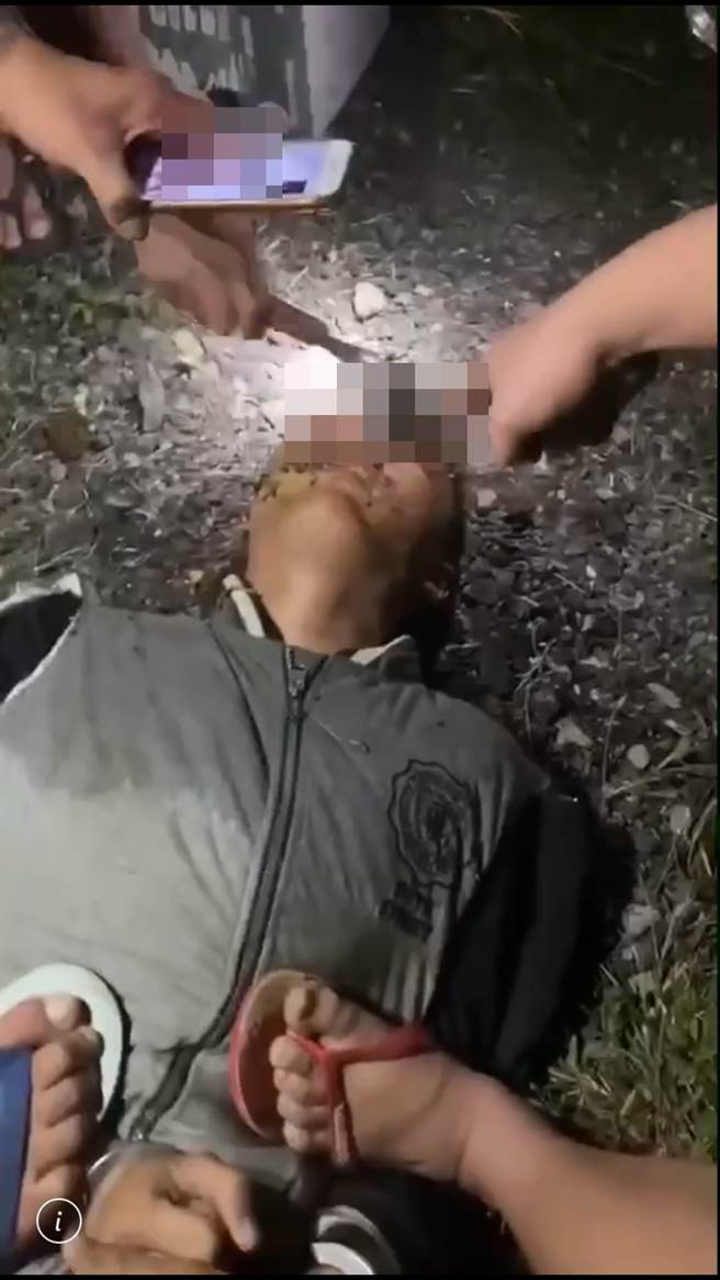 高雄一位男子被一群民眾壓倒在地，用湯匙餵屎，塞的他滿口穢物，畫面怵目。（戴志揚翻攝）
