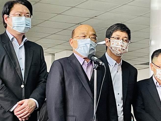 行政院長蘇貞昌6日上午到基隆視察口罩國家隊順易利的生產狀況時受訪指出，台灣在世界上交朋友，且不斷有新的國家，願意跟我們做朋友，這是好事，但陸方以有失大器的方式介入，以至於兩國交流生變，他備感遺憾。（吳康瑋攝）