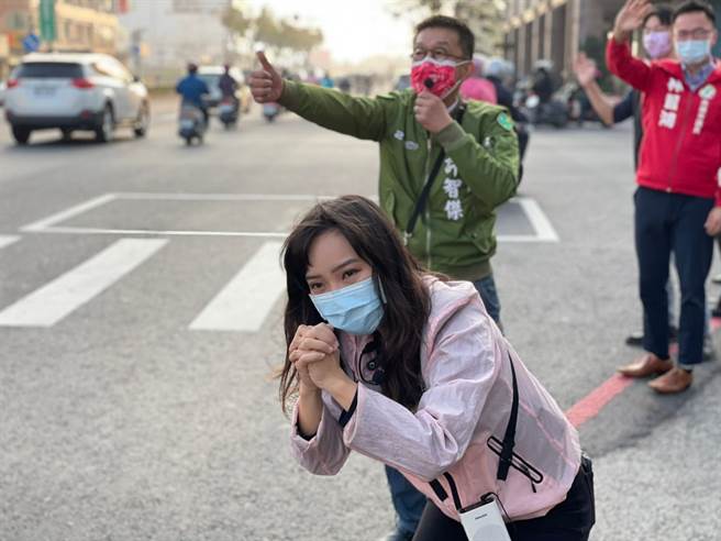 高雄市议员黄捷（最前者）面临罢免危机，投票前夕由民进党该区立委许智杰（中间者）、民进党议员林智鸿（最后者）陪同站路口造势。（图／取自脸书「黄捷 高雄市议员」）