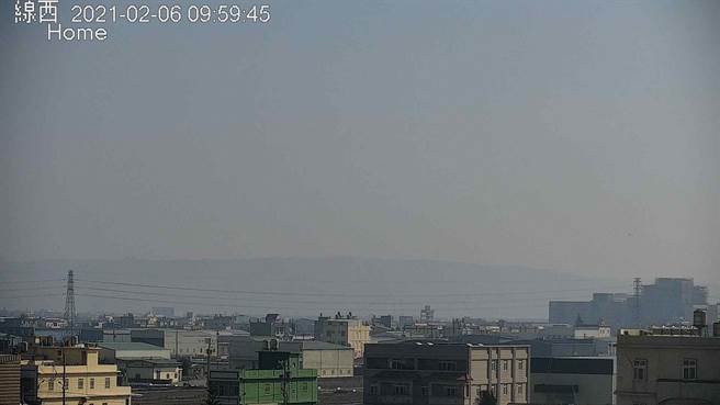 受到昨天傍晚起的背风涡旋及逆温影响，导致西半部地区空气品质不佳，依10时监测结果显示，北部、竹苗、中部及云嘉南空品区达「红色警示」。（翻摄自空气品质监测网／林良齐台北传真）