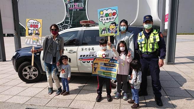 台中市警察局第六分局特别于春节前于逢甲商圈、秋红谷、台中歌剧院及中央公园等着名人潮聚集之景点设置「机动派出所」。（警方提供／陈世宗台中传真）