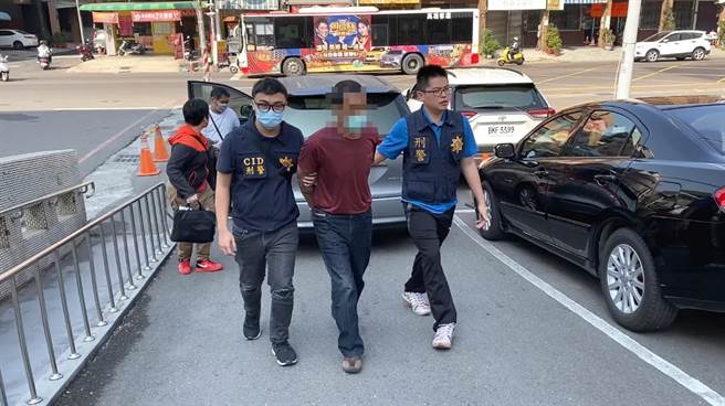 警方逮捕開槍的蔡姓男子。（柯宗緯翻攝）