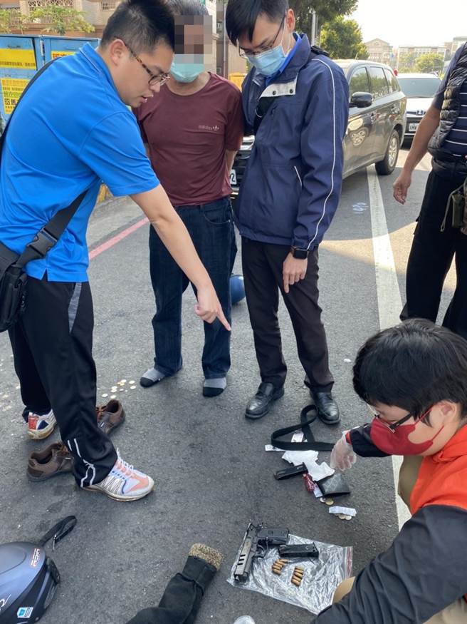 警方逮捕開槍的蔡姓男子。（柯宗緯翻攝）