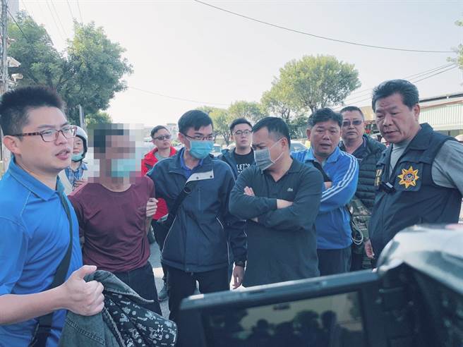 警方逮捕開槍的蔡姓男子。（柯宗緯翻攝）