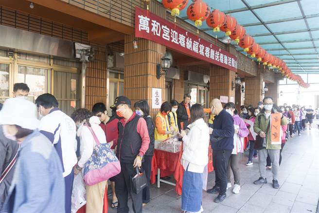 南屯区的乡亲一大早就到万和文化大楼一楼走廊等候领春联。（万和宫提供／陈世宗台中传真）