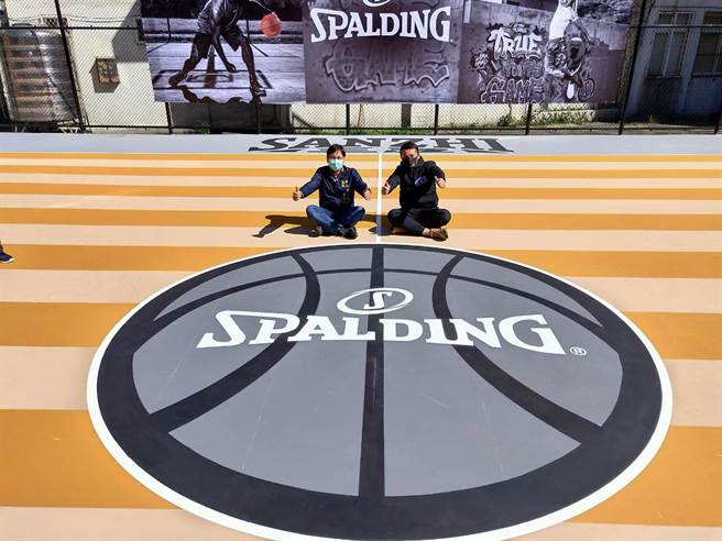 NBA指定用球品牌「SPALDING斯伯丁篮球场」开箱（戴上容摄）