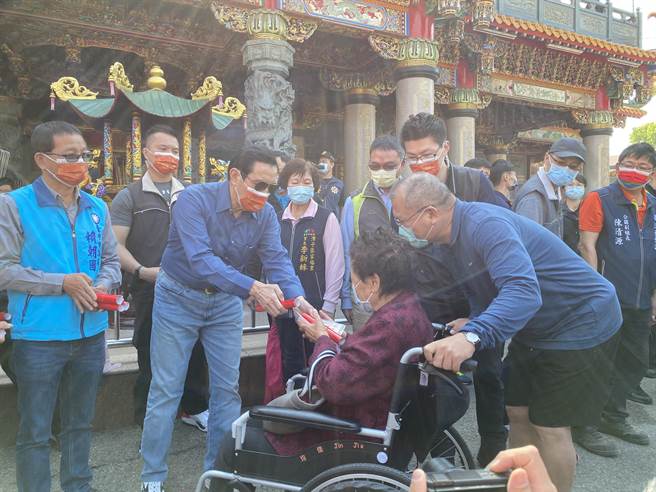 前總統馬英九發送牛年「心天之心」春聯。（馮惠宜攝）