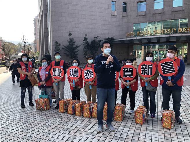 国民党团总召费鸿泰偕太太到吴兴市场发放春联。（赵婉淳摄）