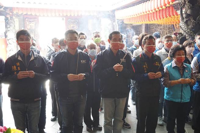 前总统马英九（中）参拜丰原慈济宫，国民党主席江启臣（左二）、台中市议员张瀞分（右一）、陈本添（左一）等陪同。（王文吉摄）