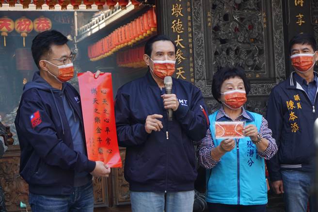 前总统马英九（中）南下台中慈济宫发送「心天之心」贺岁春联。（王文吉摄）