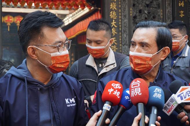 媒体询问「赵少康不支持江启臣连任」，马英九（右）看了江启臣（左）一眼，愣了一下才说「他没有这样讲吧？！」（王文吉摄）