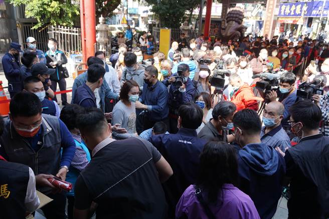 前总统马英九南下台中丰原慈济宫发送「心天之心」贺岁春联，民眾排队领取，场面热闹。（王文吉摄）