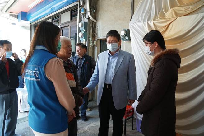 新竹县长杨文科（右二）前往湖口乡，慰问王女家属。（庄旻静摄）