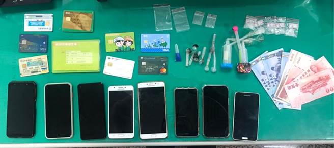 警方查扣人头帐户金融卡、手机、毒品等赃证物。（翻摄照片／林郁平台北传真）