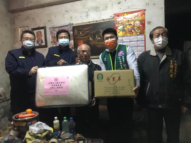 平鎮警方結合店家團體寒冬送暖助弱勢。(警方提供／呂筱蟬桃園傳真)