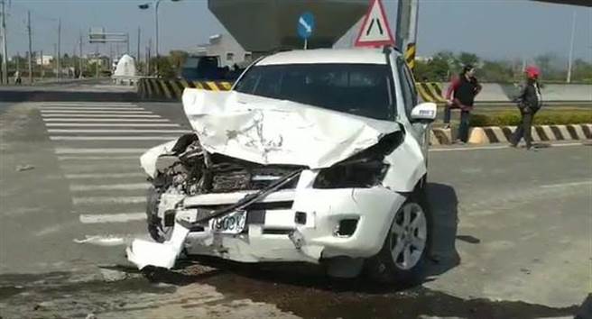 白色自小客车车头被撞凹。（嘉义县消防局提供／张毓翎嘉义传真）