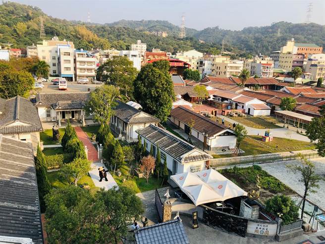 雾峰林家宫保第园区是春节期间游客的首选，游客可将爱车停在921地震教育园区联外停车场等周边地区，再搭乘巡迴巴士轻松游玩。（参山国家风景区管理处提供／陈世宗台中传真）