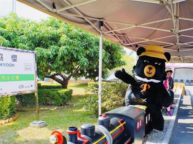 搭乘「迴游•阿罩雾」巡迴巴士，载你到处游玩兑换各种好礼，赶快相约来雾峰度过美好幸福的佳节。（参山国家风景区管理处提供／陈世宗台中传真）