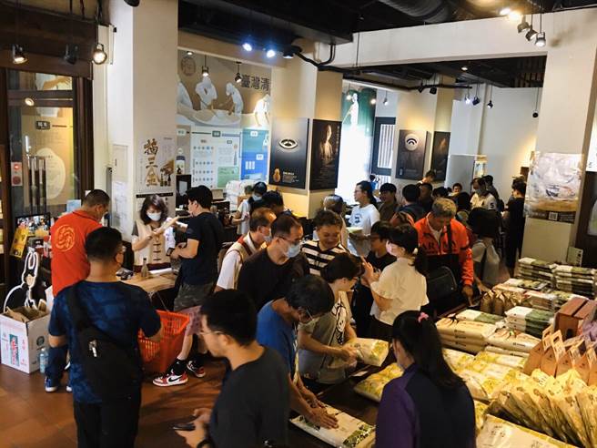 雾峰假日观光巡迴巴士成功串连雾峰各地，成为民眾携家带眷走春出游的新选择！（参山国家风景区管理处提供／陈世宗台中传真）