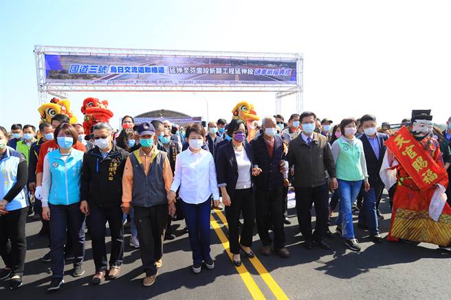 连接台中与彰化的的重要枢纽溪尾二桥，今天举行通车典礼，现场热闹滚滚。（陈淑芬摄）