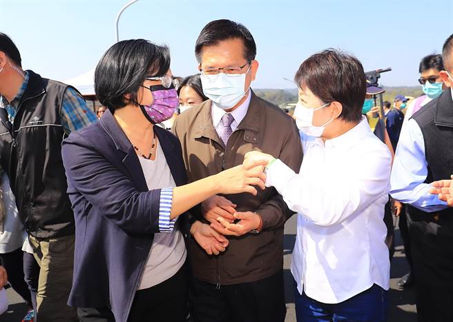 连接台中与彰化的的重要枢纽溪尾二桥，今天举行通车典礼，交通部长林佳龙（中）、台中市长卢秀燕（右）、彰化县长王惠美（左）等人与会。（陈淑芬摄）