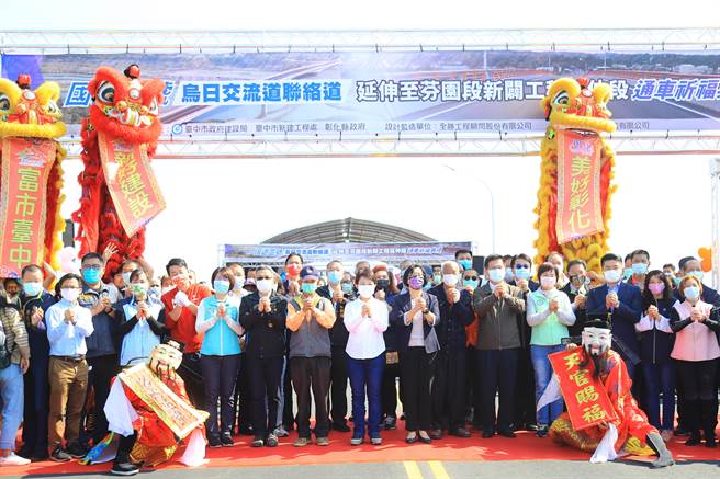 连接台中与彰化的的重要枢纽溪尾二桥，今天举行通车典礼，现场热闹滚滚。（陈淑芬摄）