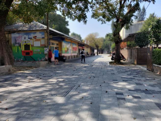 虎尾糖廠對面同心公園的行人漫步環境煥然一新。（周麗蘭攝）