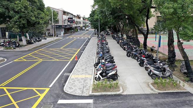 虎尾科技大學同意拆圍牆提供校地，內縮3至4公尺的空間設置1200個機車位，學生機車不再占用道路及人行道。（周麗蘭攝）