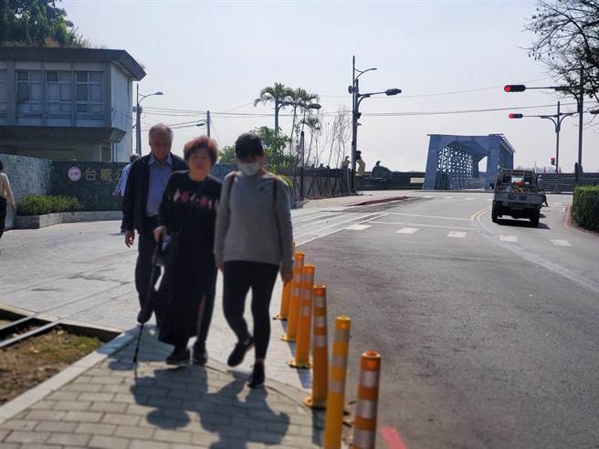 虎尾街道串接工程一、二期工程已竣工，從虎尾鐵橋、同心公園、虎尾四館，行人可安心徒步。（周麗蘭攝）