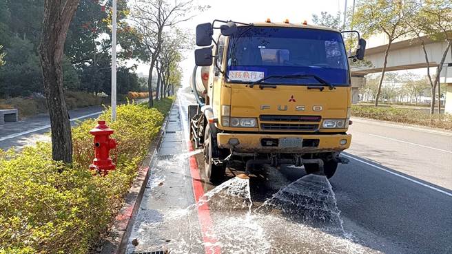 台南市環保的洗街車今年經常出動。（台南市環保局提供／程炳璋台南傳真）