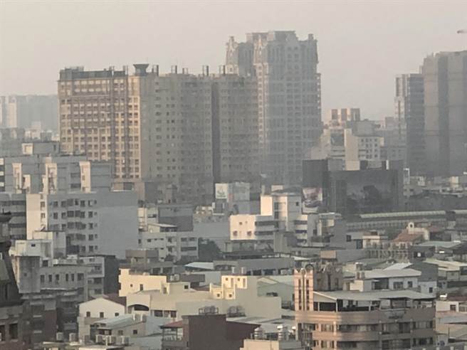 台中空气品质连两日亮红灯，市议员周永鸿要求市府应有具体改善政策。（陈世宗摄）