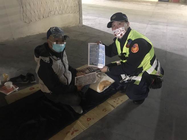 第三分局主动关怀辖内街友，除汇整了台中市安置收容机构资讯，并向社会局索取110年春节期间各宗教团提供热食一览表发给他们。（台中市第三分局提供／冯惠宜台中传真）