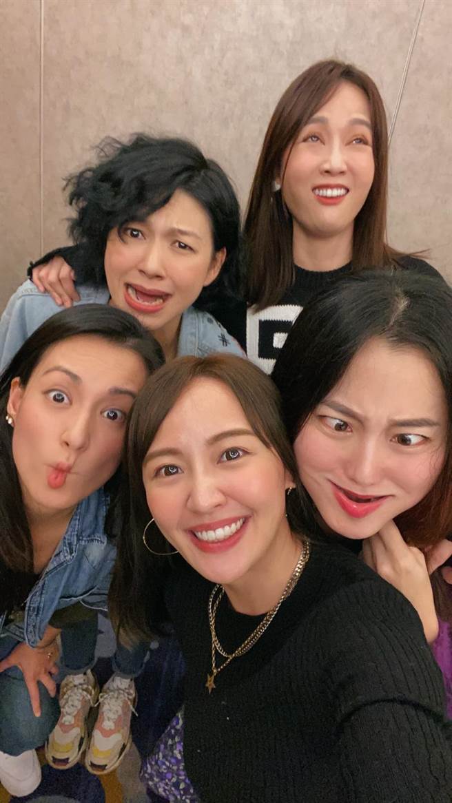 「七朵花」搞笑扮丑唯独让寿星赖薇如（中）美。（修毅提供）