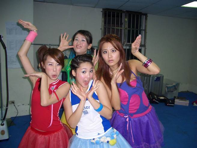 「七朵花」过去活动时搞笑扮丑。（修毅提供）