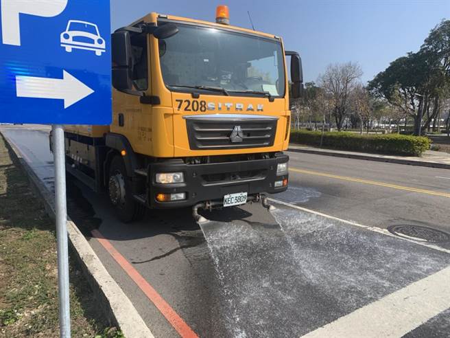 環保局使用水資中心再生水進行洗街、營建工地CCTV畫面了解揚塵防制作業完善性、河川揚塵監控及微型感測器監測等。（台中市政府提供）