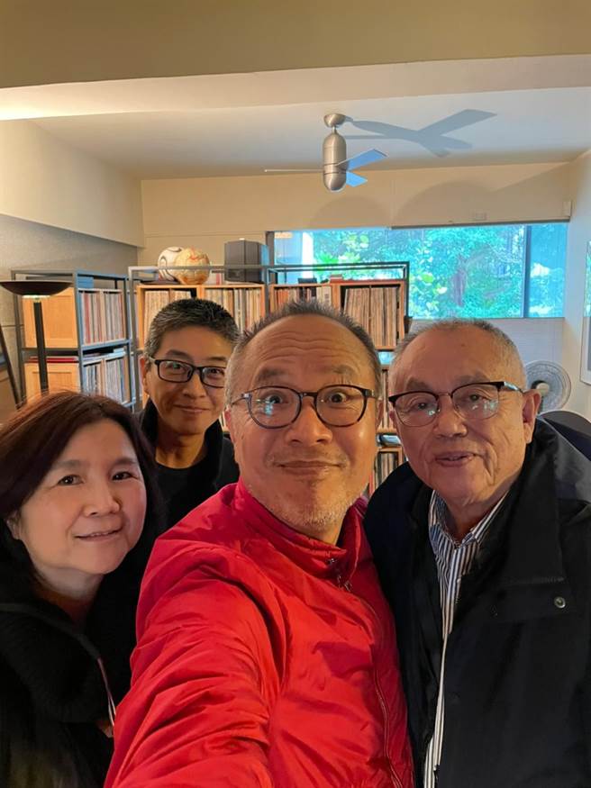 陈坤厚（右）率杨士琪纪念奖委员王耿瑜、胡幼凤为锺孟宏（中）打气。（杨士琪纪念奖委员会提供）