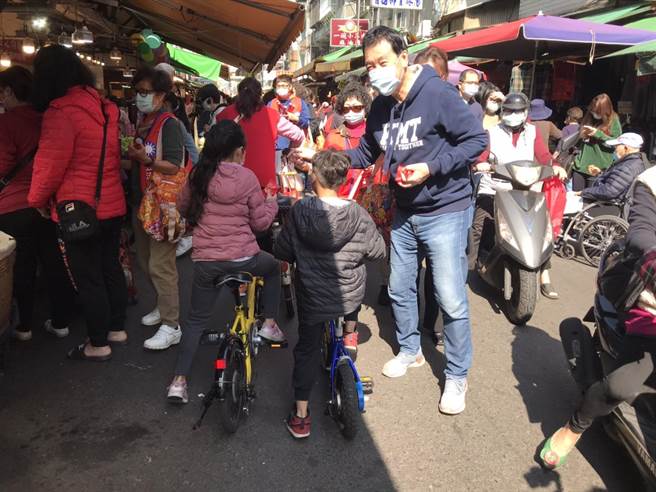 國民黨立委費鴻泰6日和妻子前往吳興商圈發送「恭喜發財」春聯及「費太太」幸運發財籤語餅，祝賀大家「鴻」開「泰」運興駿業、喜進財源展宏圖。（立委費鴻泰服務團隊提供／張立勳台北傳真）