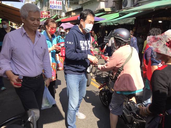 國民黨立委費鴻泰6日和妻子前往吳興商圈發送「恭喜發財」春聯及「費太太」幸運發財籤語餅，祝賀大家「鴻」開「泰」運興駿業、喜進財源展宏圖。（立委費鴻泰服務團隊提供／張立勳台北傳真）