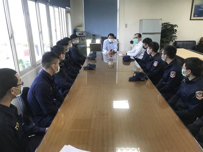 台灣警察專科學校專科警員班第38期寒假實習11名警專實習生在台中市警察局霧峰分局實習1個月，霧峰分局也舉辦座談會聽取學生意見回饋，並勉勵警界新血能抱持初衷。（霧峰警分局提供／馮惠宜台中傳真）