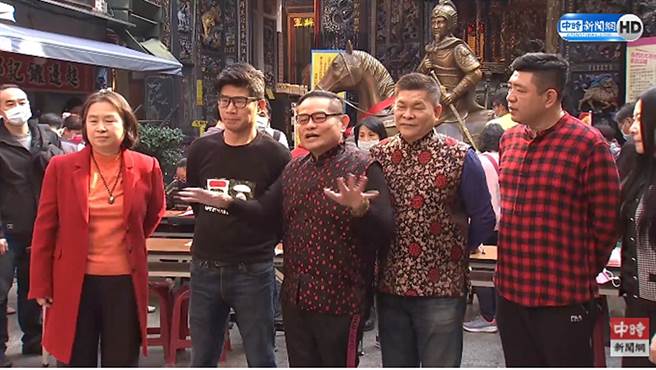 许效舜和澎恰恰、NONO、律师等人合影。（图／翻摄自中时新闻网 Youtube）