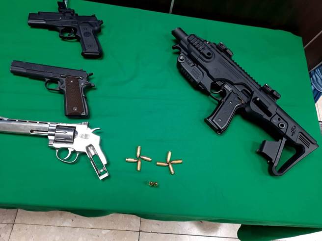 中興分局偵查隊在嫌犯住處起出長槍1把、空氣槍3把、制式子彈10顆等押人恐嚇的作案工具。（中興警分局提供／黃立杰南投傳真）
